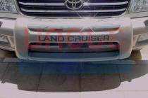 Land Cruiser 100 передняя ОЕМ накладка на бампер с металл держ. под номер хромовая планка сверху и лого-наклейка